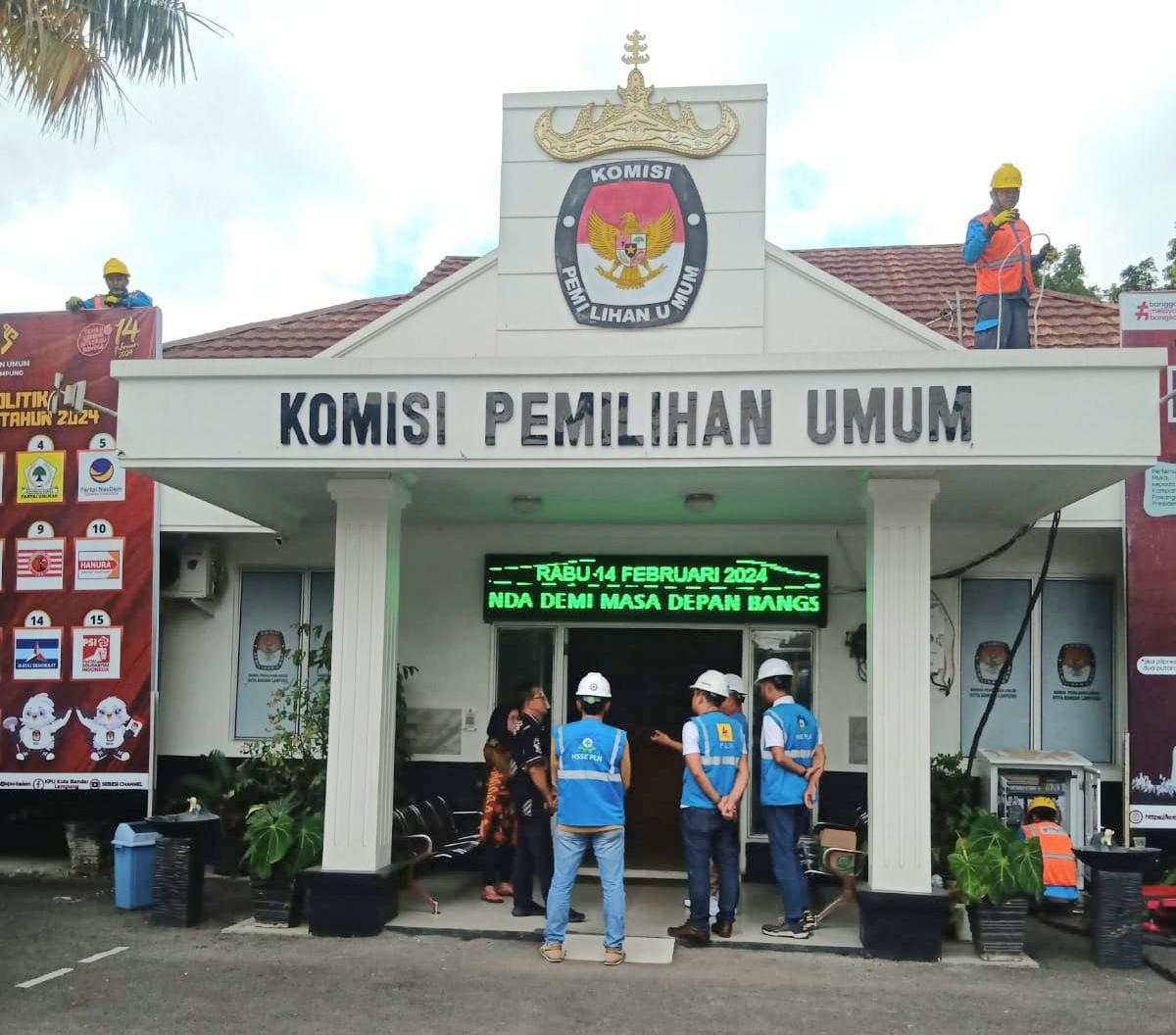 Aktivitas petugas PLN dalam rangka kesiapan kelistrikan di KPU Kota Bandar Lampung || Foto: PLN UID Lampung