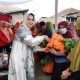 Ketua TP PKK Provinsi Lampung Ibu Riana Sari Arinal menyalurkan 150 bantuan paket sembako program Saatnya Ikut Bergerak untuk rakyat yang membutuhkan (Siger Berbagi), kepada masyarakat di Kecamatan Langkapura, Kota Bandar Lampung || Foto: Adpim Pemprov Lampung