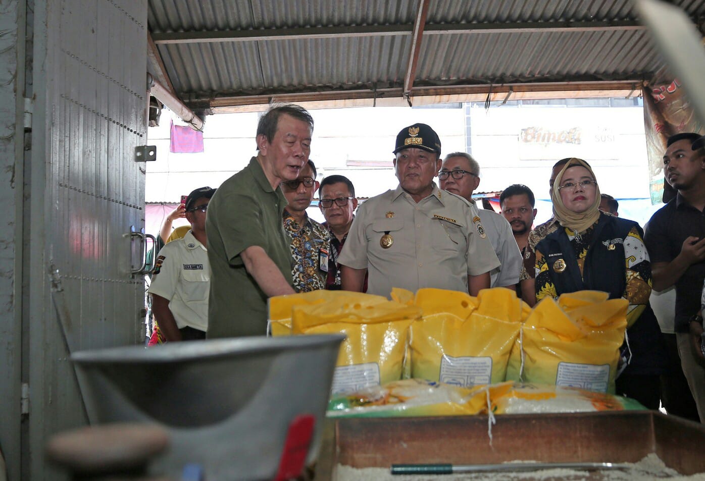 Gubernur Lampung Arinal Djunaidi meninjau Operasi Pasar (OP) Beras di Pasar Panjang, Bandar Lampung || Foto: Adpim Pemprov Lampung