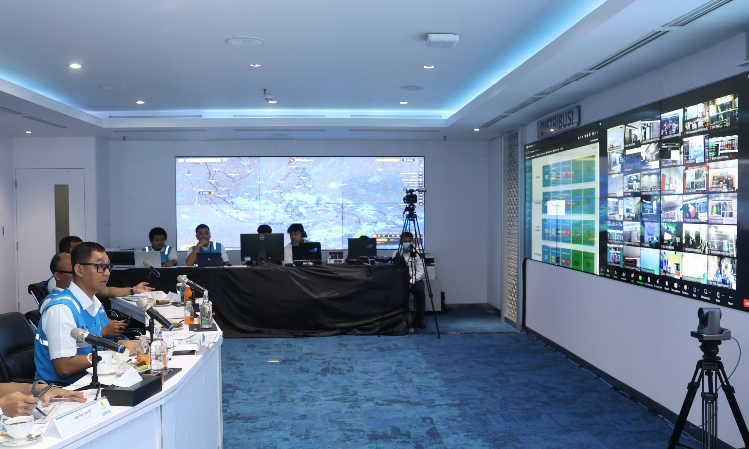Direktur Utama PT PLN (Persero) Darmawan Prasodjo ketika mengecek langsung keandalan listrik di seluruh Indonesia untuk mendukung gelaran Pemilu 2024 || Foto: Dok. PLN
