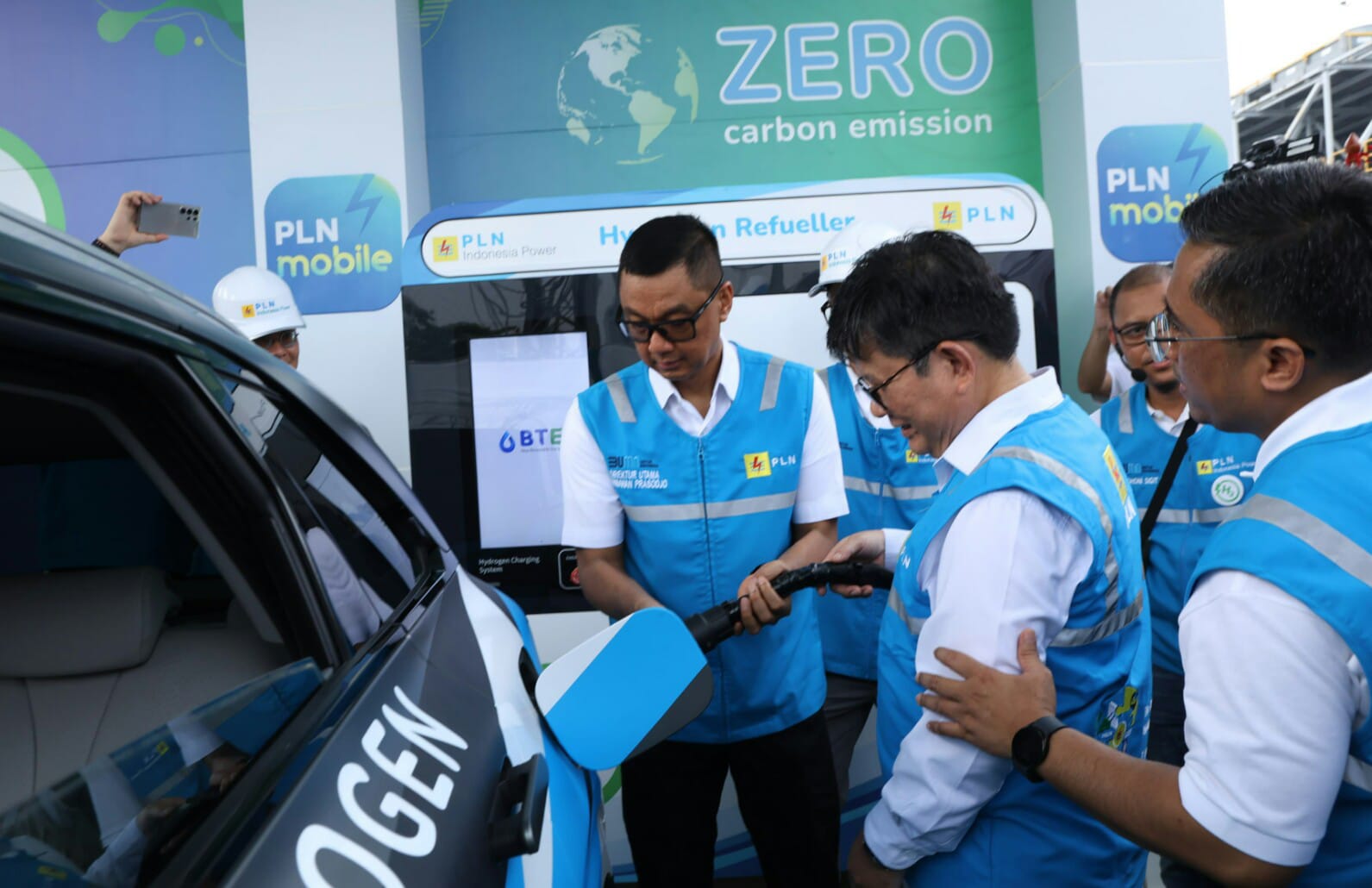 Plt Direktur Jenderal EBTKE Kementerian ESDM Jisman P. Hutajulu (dua dari kiri) bersama Direktur Utama PLN Darmawan Prasodjo (kiri) dan Direktur Perencanaan Korporat dan Pengembangan Bisnis PLN Hartanto Wibowo (kanan) saat melakukan pengisian hidrogen untuk kendaraan di HRS Senayan, Jakarta || Foto: Dok. PLN