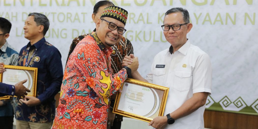 Pemprov Lampung meraih penghargaan dengan Kategori Penilaian Khusus dalam ajang Anugerah Reksa Bandha, yang digelar Kemenkeu Kanwil DJKN Lampung-Bengkulu di Aula Gedung Saburai Balai BPMP Provinsi Lampung, Bandar Lampung || Foto: Adpim Pemprov Lampung
