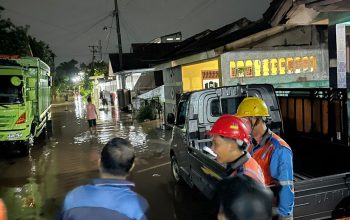 Petugas PLN bersiaga mengamankan kelistrikan dan memantau ketinggian air di beberapa wilayah terdampak banjir di Kota Bandar Lampung || Foto: PLN UID Lampung