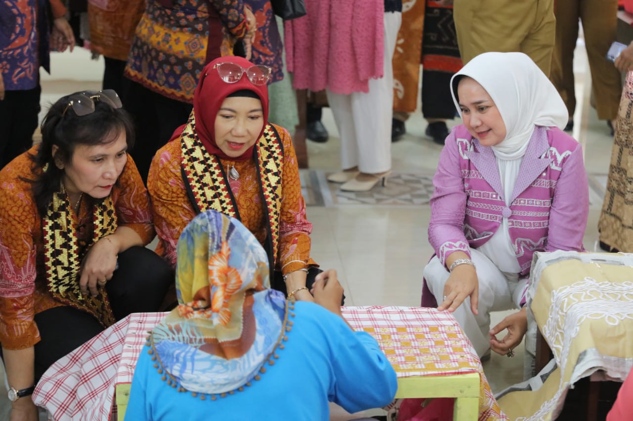 Penasihat DWP Kementerian Kelautan dan Perikanan RI Ernawati Trenggono yangDWP Kementerian Kelautan dan Perikanan RI didampingi oleh Ibu Riana melihat langsung proses pembuatan tapis dan sulam usus yang dilakukan oleh pengrajin lokal || Foto: Adpim Pemprov Lampung