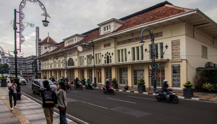 Jalan Braga Bandung, Nikmati Pesona Kolonial Belanda di Malam Harinya Yuk!