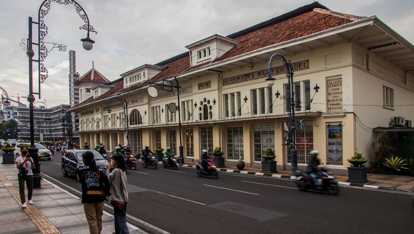 Jalan Braga Bandung, Nikmati Pesona Kolonial Belanda di Malam Harinya