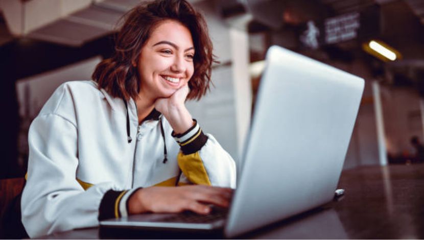 Laptop untuk Mahasiswa (Photo iStock) 5W1HINDONESIA.ID