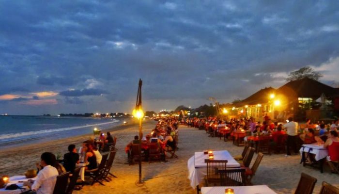 Pantai Jimbaran Bali, Nikmati Sunset dan Seafood Terbaik di Bali Disini!