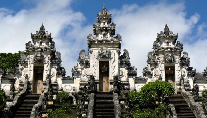 Pura Lempuyang, Cuma 100K Kamu Sudah Bisa Masuk ke Gerbang Surganya Bali!