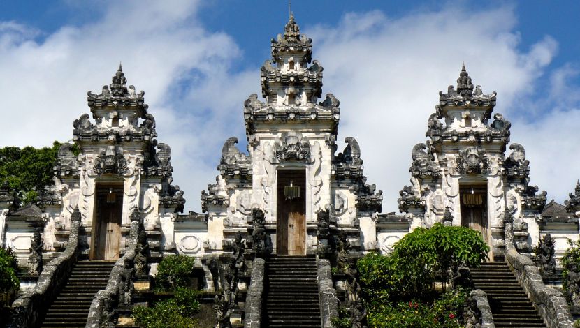 Pura Lempuyang Bali (Photo Wikipedia) 5W1HINDONESIA.ID
