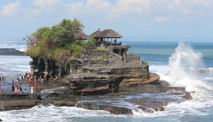 Tanah Lot Bali, Ternyata Ada Ular Suci di Pura Ini!