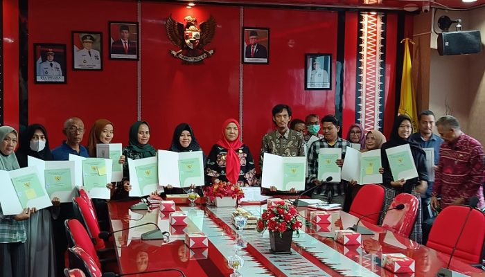 Menunggu Sejak 2021, Walikota Eva Dwiana Serahkan 18 Sertifikat Tanah Gratis kepada Masyarakat