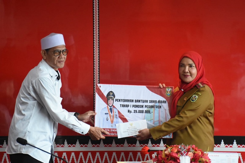 Walikota Eva Dwiana serahkan bantuan kepada 73 Ponpes || Foto: Dok. Humas Pemkot Bandar Lampung || 5W1HINDONESIA.ID
