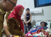 Walikota Eva Dwiana menjenguk korban ledakan gas LPG 3kg || Foto: Istimewa