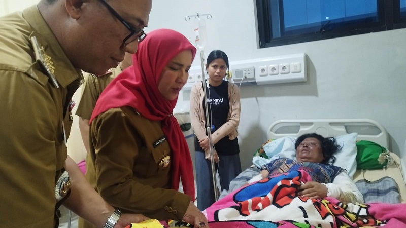 Walikota Eva Dwiana menjenguk korban ledakan gas LPG 3kg || Foto: Istimewa