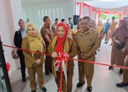 Walikota Eva Dwiana melakukan potong pita sebagai tanda diresmikannya gedung UPT Instalasi Farmasi kota Bandar Lampung || Foto: 5W1HINDONESIA.ID