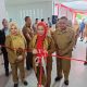 Walikota Eva Dwiana melakukan potong pita sebagai tanda diresmikannya gedung UPT Instalasi Farmasi kota Bandar Lampung || Foto: 5W1HINDONESIA.ID