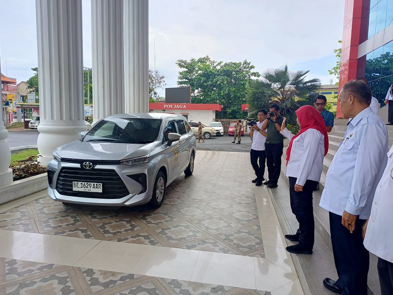 Walikota Eva Dwiana memberikan pinjaman 10 unit kendaraan operasional untuk Forum Kerukunan Umat Beragama (FKUB) Bandar Lampung || Foto: 5W1HINDONESIA.ID