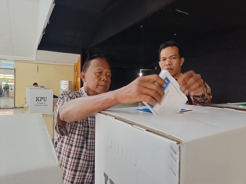 Petugas KPPS sedang melaksanakan tugasnya || Foto: 5W1HINDONESIA.ID
