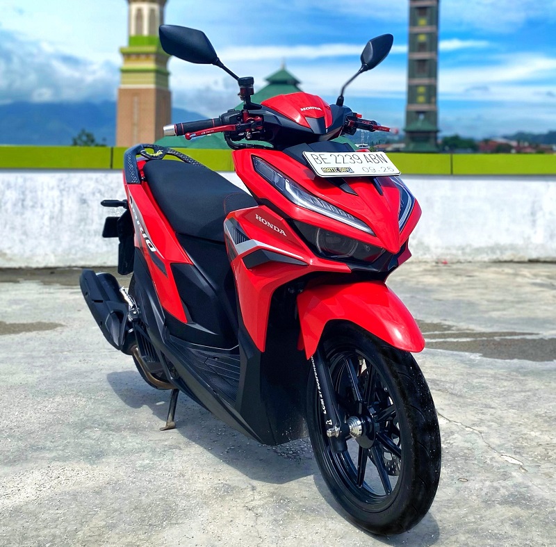 Penggunaan standar dua pada motor || Foto: Istimewa