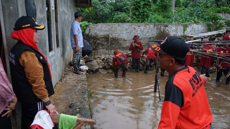 Walikota Eva Dwiana tinjau langsung lokasi banjir || Foto: Dok. Humas Pemkot Bandar Lampung