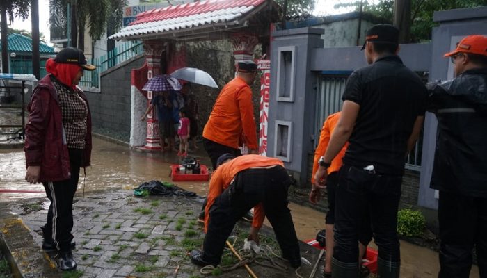 Walikota Eva Dwiana Kerahkan Tim Gabungan Normalisasi Saluran Air Tersumbat di Depan Kantor Pelindo
