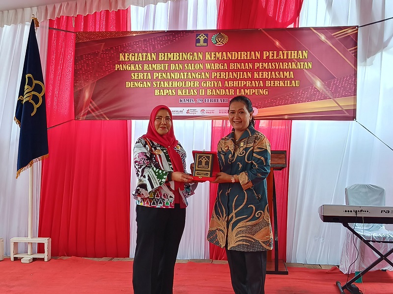 Walikota Eva Dwiana bersama Kepala Kanwil Kemenhumham, Sorta Delima Lumban Tobing meresmikan Bimbingan Kemandirian Pelatihan Pangkas Rambut dan Salon WBP || Foto: 5W1HINDONESIA.ID