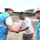 General Manager PLN UID Lampung, Sugeng Widodo (kiri) bersalaman dengan Leman selaku pemilik Industri Pupuk Organik CV Duta Agro Lestari (tengah) didampingi Manager PLN UP3 Pringsewu, Himawan Witjaksono (kanan) || Foto: Istimewa