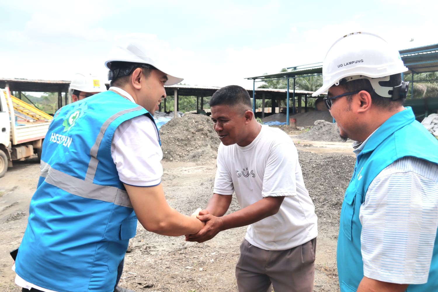 General Manager PLN UID Lampung, Sugeng Widodo (kiri) bersalaman dengan Leman selaku pemilik Industri Pupuk Organik CV Duta Agro Lestari (tengah) didampingi Manager PLN UP3 Pringsewu, Himawan Witjaksono (kanan) || Foto: Istimewa