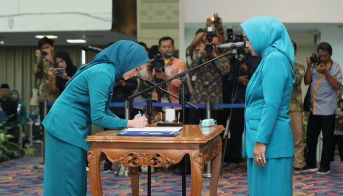 Riana Sari Arinal Lantik Agnesia Bulan Rurianti sebagai Penjabat Ketua TP PKK dan Dekranasda Pringsewu