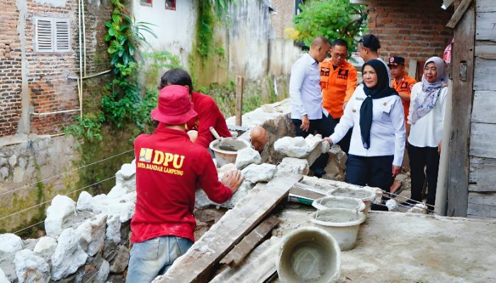 Walikota Eva Dwiana Tinjau Perbaikan Talud di 5 Kecamatan