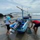 Manager PLN Unit Layanan Pelanggan (ULP) Liwa melakukan pengawasan pendistribusian BBM dari Pelabuhan Tebakak Pesisir Barat menuju PLTD Pulau Pisang || Foto: PLN UID Lampung
