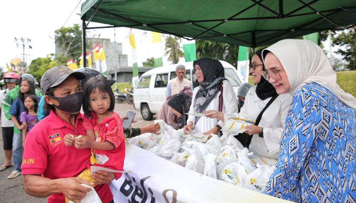 Kunjungi Festival Pasar Takjil, Ketua Dekranasda Lampung Lepas Bantuan OPD Program Siger Berbagi