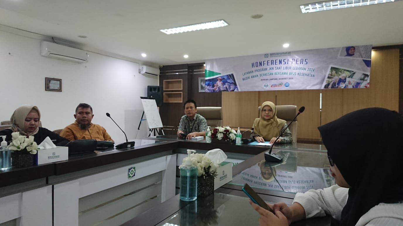 Kepala BPJS Kesehatan Cabang Bandar Lampung, Yessy Rahimi saat memaparkan penjelasan terkait kemudahan layanan peserta JKN saat libur mudik lebaran || Foto: 5W1Hindonesia.id