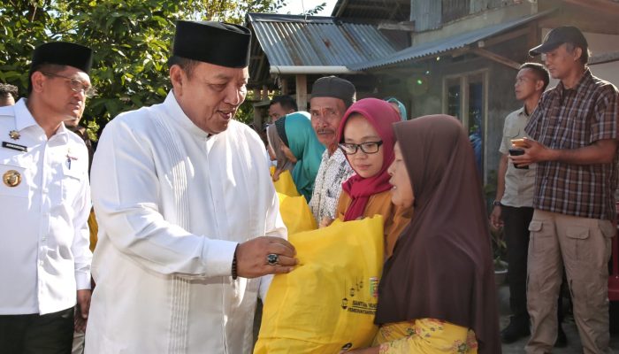 Gubernur Arinal Resmikan Operasi Pasar Beras Medium dan Bagikan Ratusan Paket Sembako dalam Rangkaian Safari Ramadan 1445 H di Kabupaten Tanggamus