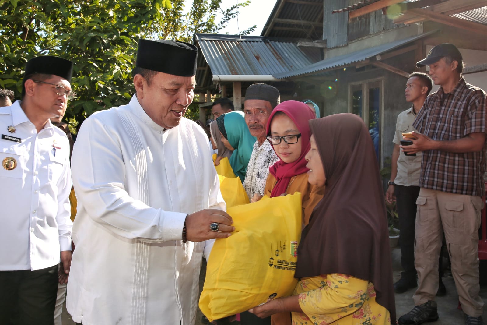 Gubernur Lampung Arinal Djunaidi meresmikan Operasi Pasar Beras Medium dan membagikan bantuan berupa ratusan paket sembako dalam rangkaian Safari Ramadan 1445 H, di Kabupaten Tanggamus || Foto: Adpim Pemprov Lampung