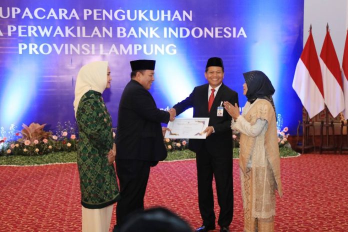 Gubernur Lampung Arinal Djunaidi menghadiri Upacara Pengukuhan Junanto Herdiawan sebagai Kepala Perwakilan BI Provinsi Lampung oleh Deputi Gubernur Bank Indonesia Doni Primanto Joewono || Foto: Adpim Pemprov Lampung