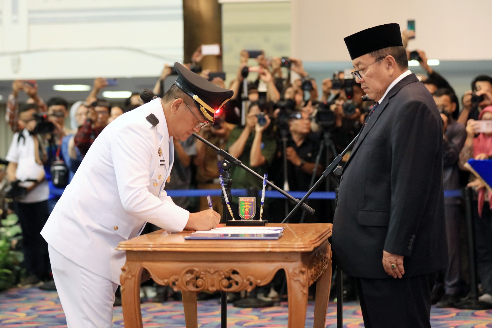 Gubernur Lampung Arinal Djunaidi melantik dan mengambil Sumpah dan Janji Jabatan Aswarodi sebagai Penjabat (Pj.) Bupati Lampung Utara || Foto: Adpim Pemprov Lampung