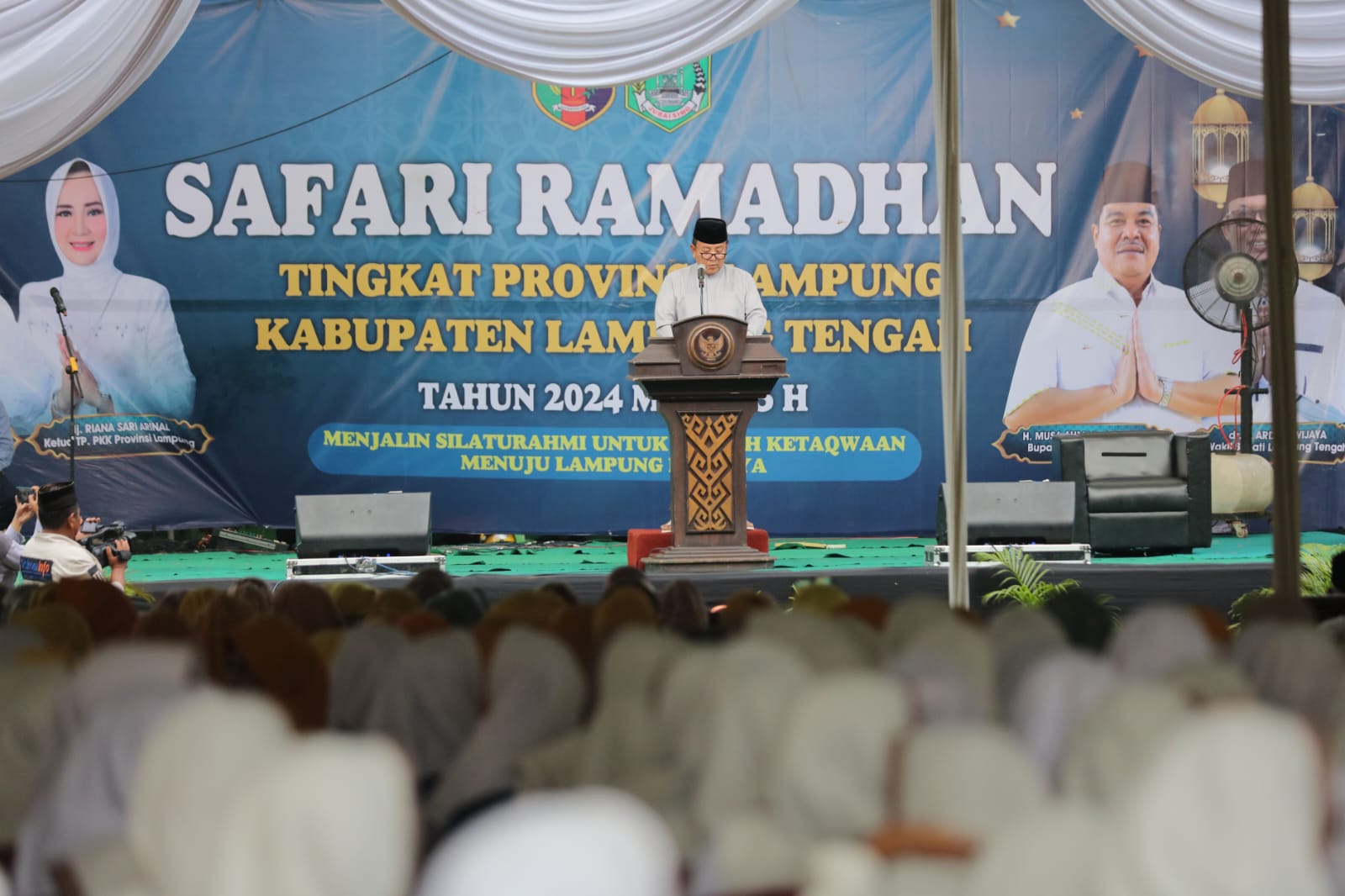 Gubernur Lampung Arinal Djunaidi saat memberikan sambutannya pada kegiatan Safari Ramadan Pemerintah Provinsi Lampung 1445 Hijriah di Pondok Pesantren Daruss'adah Mojo Agung, Kecamatan Gunung Sugih, Lamteng || Foto: Adpim Pemprov Lampung