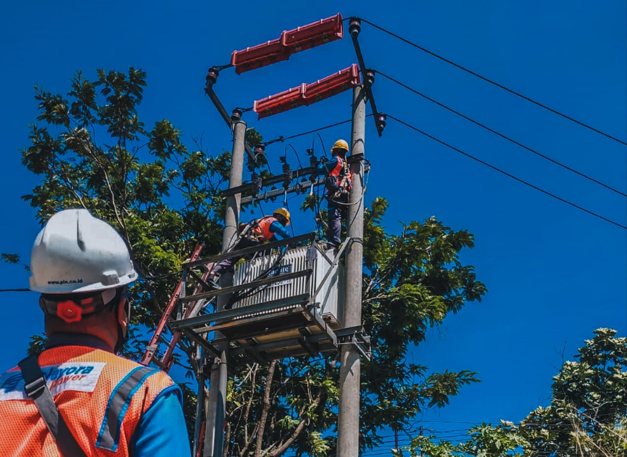 Ilustrasi petugas PLN secara rutin melakukan pemeliharaan infrastruktur untuk menjaga keandalan pasokan listrik bagi masyarakat || Foto: Istimewa