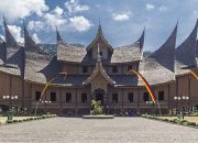 Istana Pagaruyung Minangkabau: Tiket Masuk, Rute & Daya Tariknya