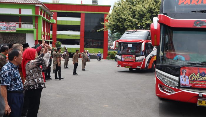 Walikota Eva Dwiana Lepas 150 Peserta Wisata Rohani FKUB Bandar Lampung