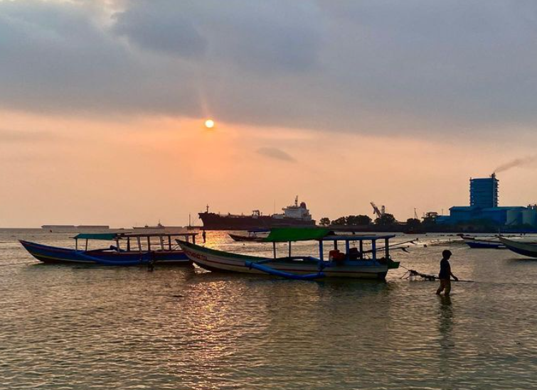 Suasana sore hari Pantai Pasir Putih Lampung || Foto: Instagram @mahargija