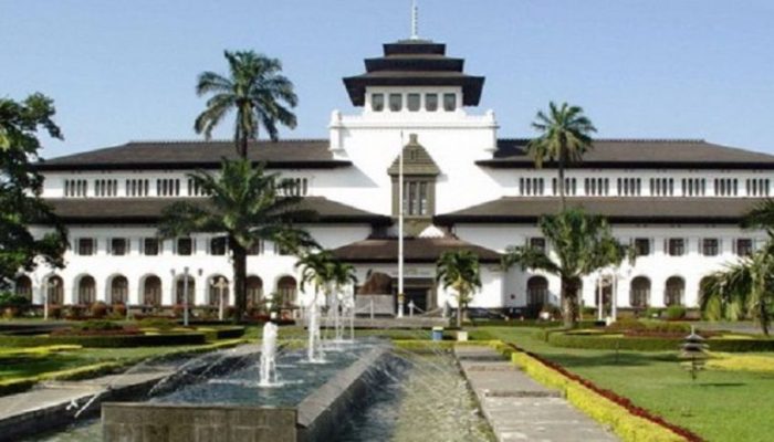 Gedung Sate Bandung: Jam Buka, Rute, Harga Tiket Masuk & Daya Tariknya