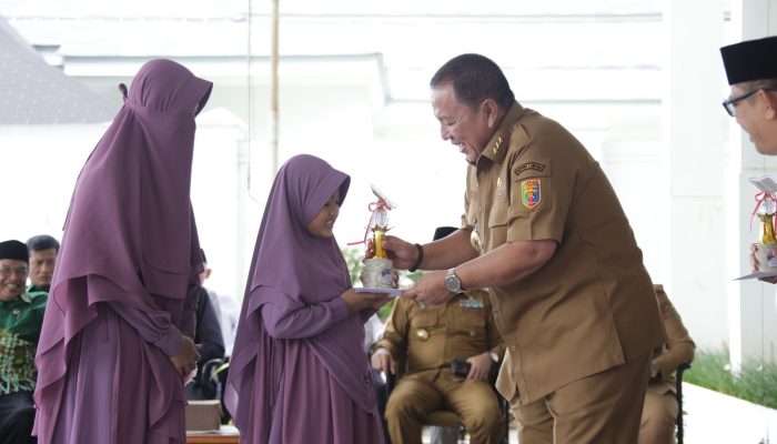 Gubernur Lampung Serahkan Hadiah Pemenang Lomba Ramadan Kareem 1445 H Piala Gubernur
