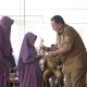 Gubernur Lampung Arinal Djunaidi menyerahkan hadiah pemenang lomba Ramadan Kareem 1445 H Piala Gubernur || Foto: Adpim Pemprov Lampung