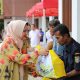 Ketua Dekranasda Provinsi Lampung Ibu Riana Sari Arinal saat memberikan bantuan paket sembako dalam Acara Gerakan "Beli dan Bagi" di Halaman Dekranasda Provinsi Lampung || Foto: Adpim Pemprov Lampung