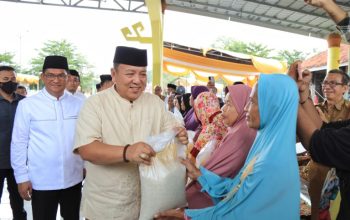 Gubernur Lampung Arinal Djunaidi meluncurkan Pasar Murah dan memberi bantuan sosial bagi masyarakat Kotabumi || Foto: Adpim Pemprov Lampung