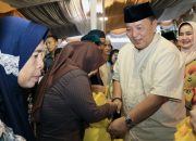 Gubernur Lampung Arinal Djunaidi memberikan santunan untuk anak yatim, Gubernur juga memberikan bantuan untuk masjid pada Safari Ramadan di Rumah Dinas Bupati Lampung Utara Lampung || Foto: Adpim Pemprov Lampung