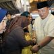Gubernur Lampung Arinal Djunaidi memberikan santunan untuk anak yatim, Gubernur juga memberikan bantuan untuk masjid pada Safari Ramadan di Rumah Dinas Bupati Lampung Utara Lampung || Foto: Adpim Pemprov Lampung